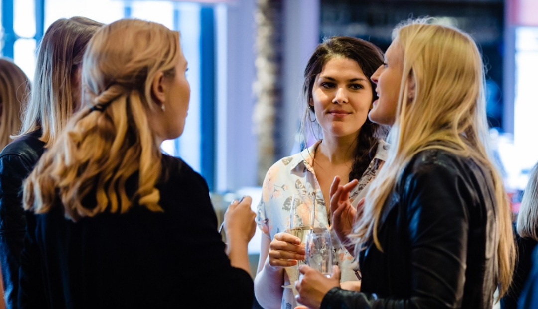 Event Crowd in Conversation